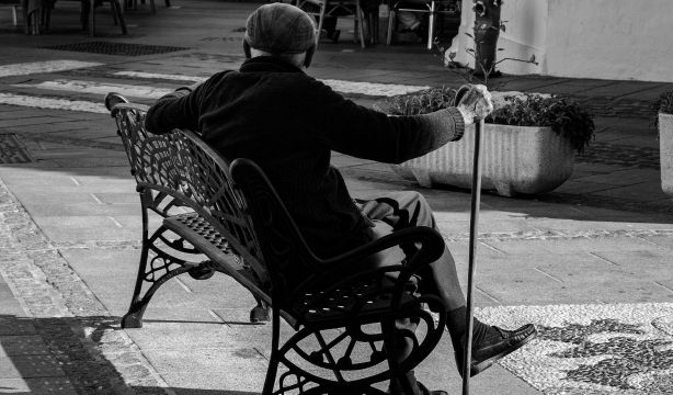 Analizan más de 1.200 noticias y la conclusión es devastadora: el edadismo mediático es una realidad