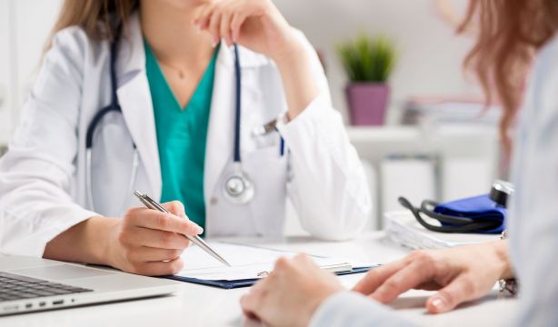 El 24% de los españoles ha tenido problemas para ver al médico de familia en el último año
