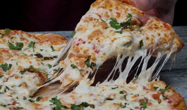 Esta es la mejor manera de recalentar la pizza: "Queda con la base crujiente y el queso derretido"