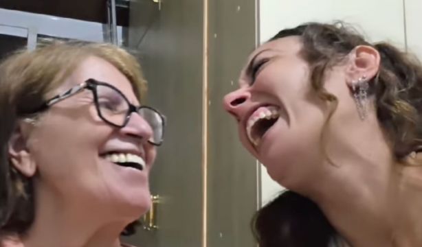 VÍDEO: El emotivo momento en que una mujer con alzhéimer recuerda a su hija (Instagram: Carolina Bernal)