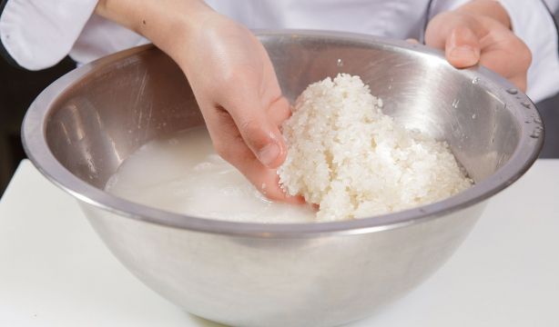 Una ingeniera de alimentos explica por qué debes lavar el arroz antes de comerlo