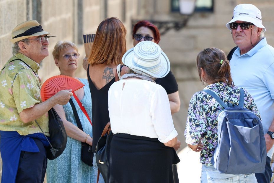 EuropaPress 6832383 varias personas abanicos refrescan ola calor 30 junio 2025 madrid espana 17
