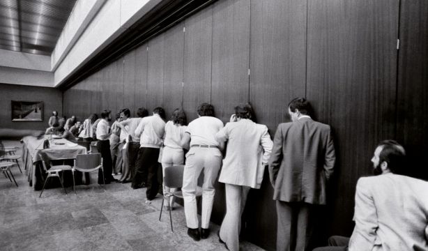Marisa Flórez: 'Periodistas concentrados en busca de información durante una reunión a puerta cerrada del Consejo político de la UCD'. Madrid, 1982