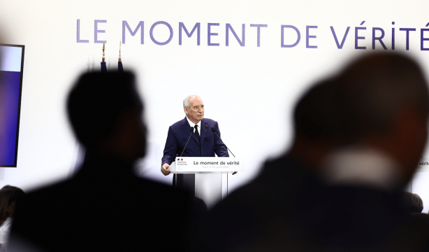 Francia congela las pensiones dentro de un duro plan de recortes para frenar su deuda "mortal"