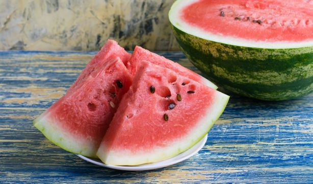 ¿Es más económico comprar la fruta entera o por mitades? La OCU responde