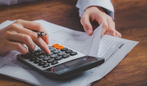 Casi el 60% de los españoles cree que la sociedad se beneficia poco de los impuestos, según el CIS