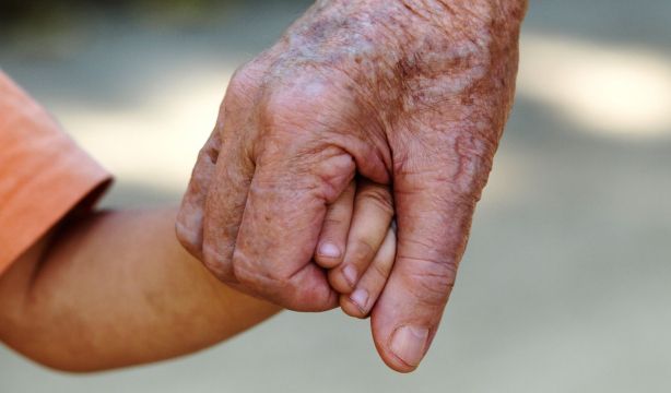 Pili y Fini, las abuelas "todoterreno" que se turnan para cuidar de su nieta: "Es una satisfacción"