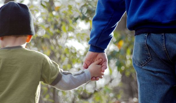 VÍDEO: El consejo viral de una joven a un niño que estaba con su abuelo pero sin hablar con él (Bigstock)