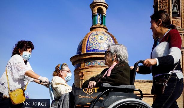 Radiografía del trabajo en el sector de los cuidados: el 85% son mujeres y la mitad, sénior