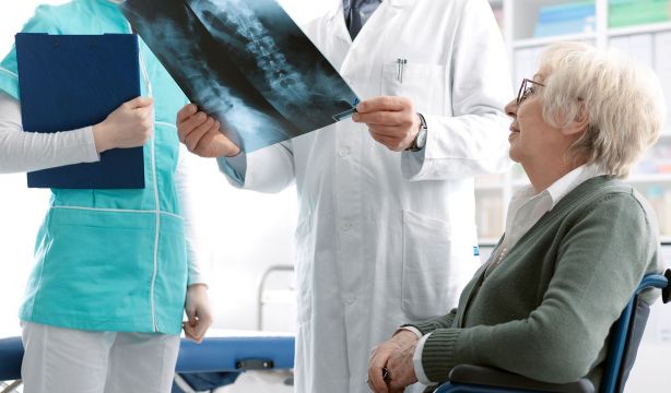 Tratar la osteoporosis en mayores de 80 años tiene todos estos beneficios (Bigstock)