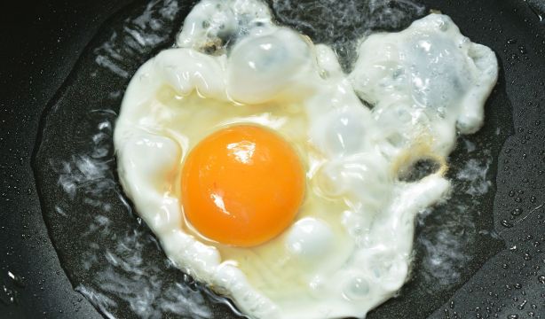 Fin del mito: los huevos fritos no suben el colesterol, incluso pueden bajarlo