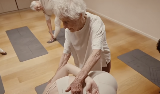 Esta mujer tiene 102 años y es profesora de yoga: los beneficios de esta práctica para los mayores