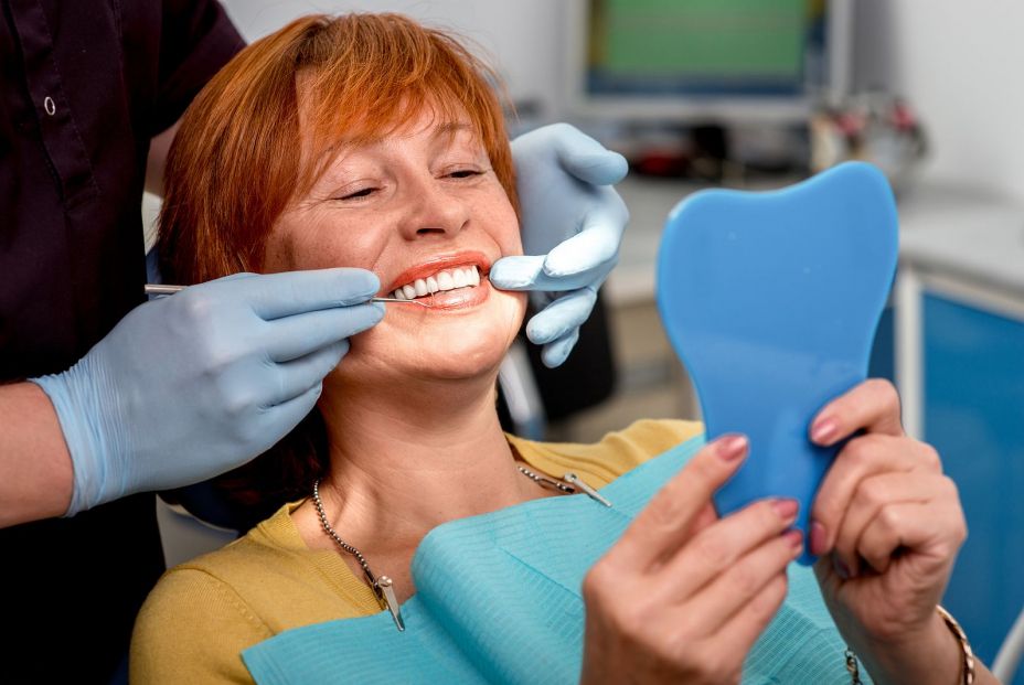 Mujer en el dentista. (Bigstock)