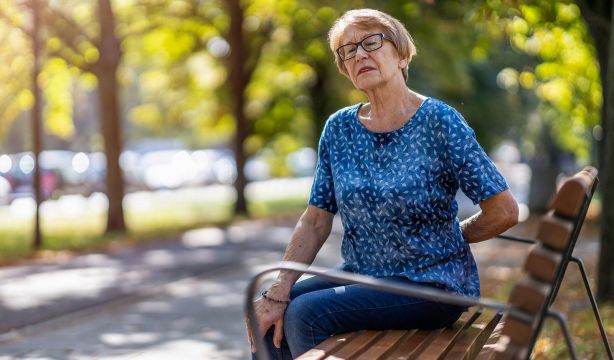 Ni medicamentos ni fisioterapia: el tratamiento que mejora el dolor de espalda crónico