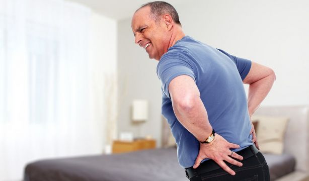 Ni medicamentos ni fisioterapia: el tratamiento que mejora el dolor de espalda crónico