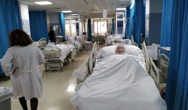 Denuncian "colapso" en hospitales y centros de salud por falta de enfermeras en verano