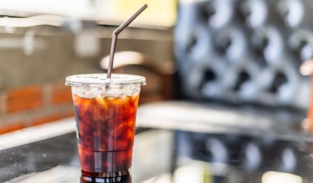 Una dentista alerta sobre los riesgos para la salud de beber café frío