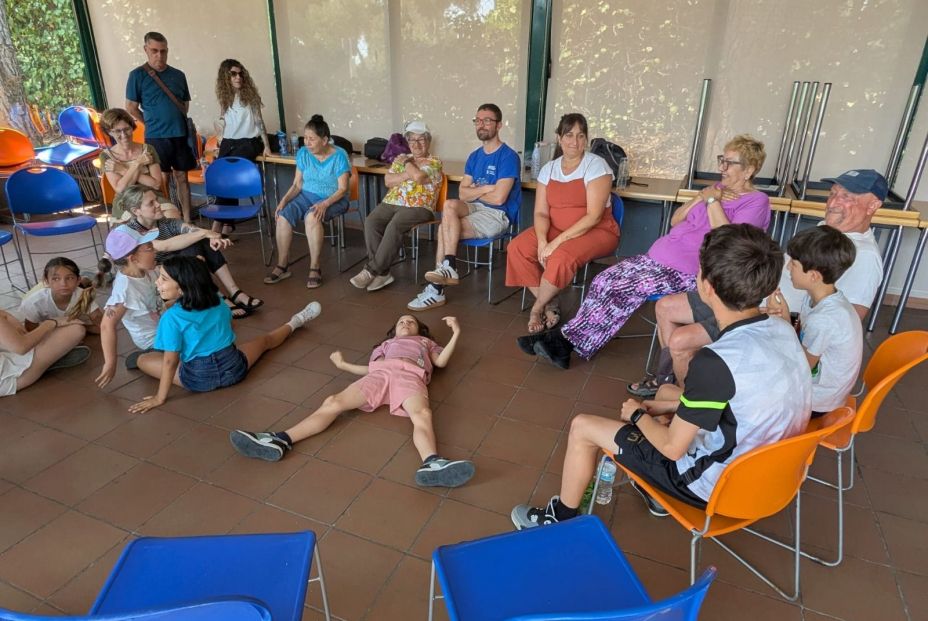 Abuelos y nietos, unidos en un campamento intergeneracional en el barrio madrileño de Hortaleza