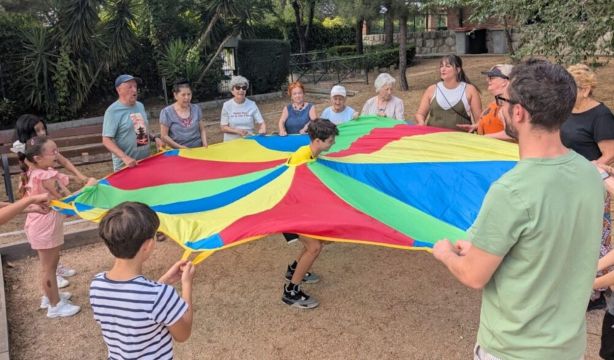 Abuelos y nietos, unidos en un campamento intergeneracional en el barrio madrileño de Hortaleza