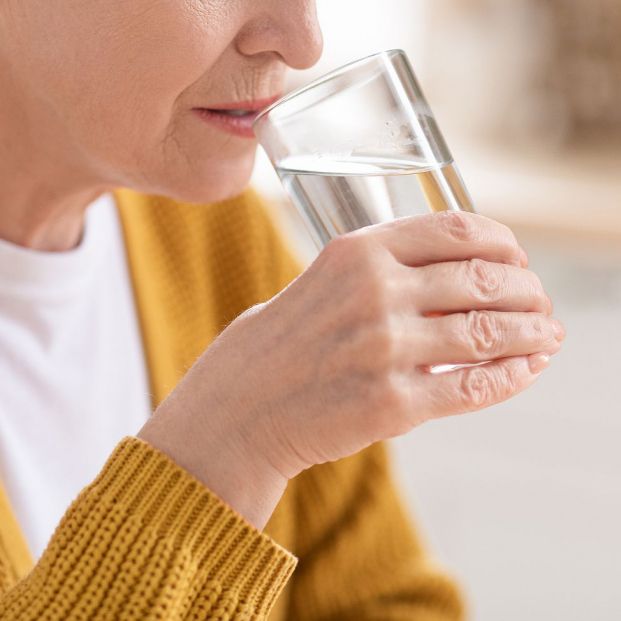 Mujer bebiendo agua (Bigstock)