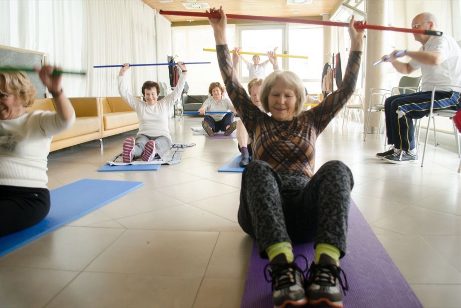 EuropaPress 6675454 mujer mayor haciendo gimnsasia mujeres mayores haciendo gimnasia jubilados