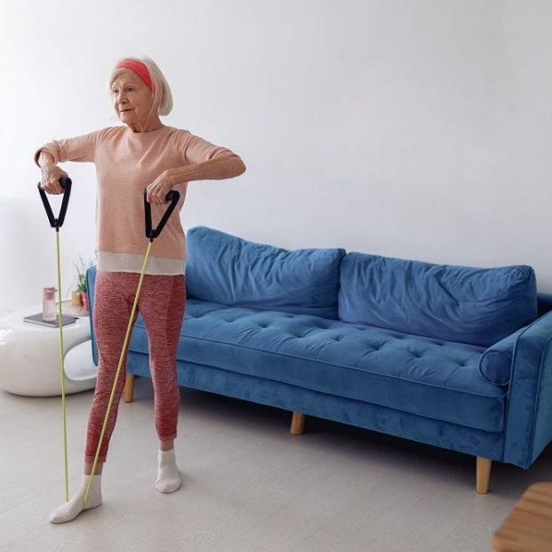 EuropaPress 5354948 persona mayor realiza ejercicio fisico