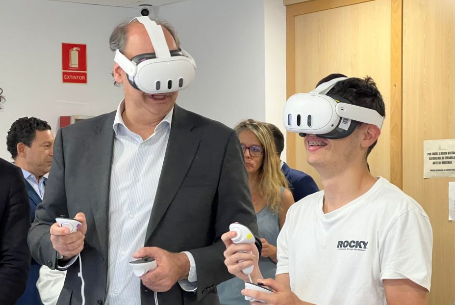 Mayores y jóvenes, unidos contra la brecha digital en unos talleres intergeneracionales (Comunidad de Madrid)