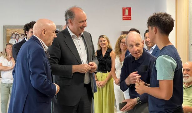 Mayores y jóvenes, unidos contra la brecha digital en unos talleres intergeneracionales (Comunidad de Madrid)