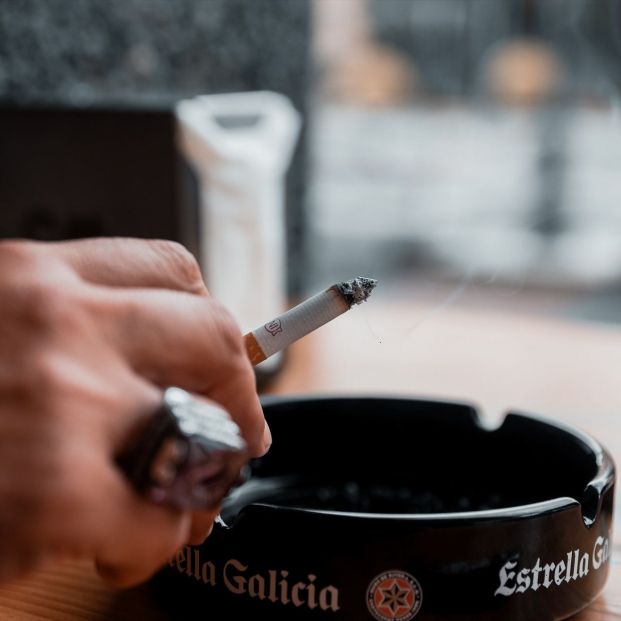 EuropaPress 6225059 persona fumando calle 20 septiembre 2024 madrid espana bruselas quiere