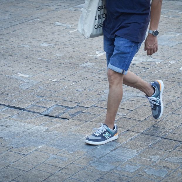 EuropaPress 6811199 persona pisa calzada calle pi margall 19 junio 2025 barcelona catalunya