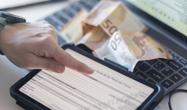 Denuncian la exclusión de miles de pensionistas en la recién aprobada deducción del SMI en el IRPF