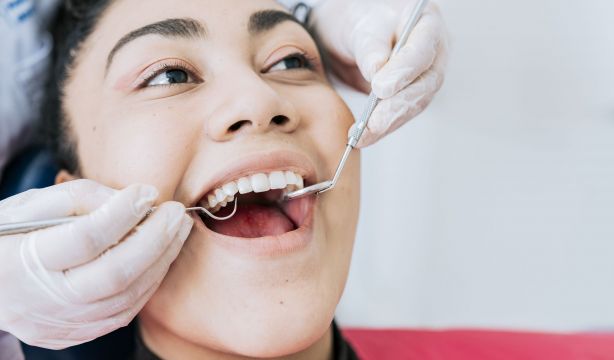 Identifican qué bacterias de las encías anticipan el riesgo de padecer periodontitis