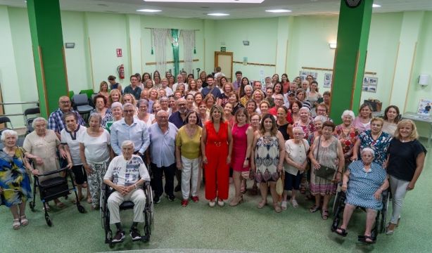 La red 'Vecino del Barrio' combate la soledad no deseada en las personas mayores