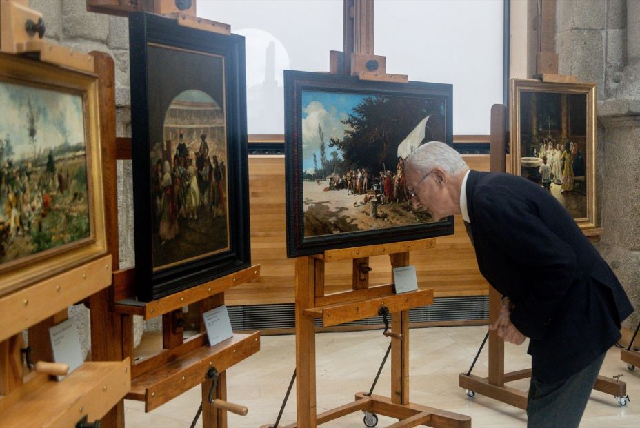 EuropaPress 6741768 persona observa cuadro acto restitucion obras incautadas guerra civil no