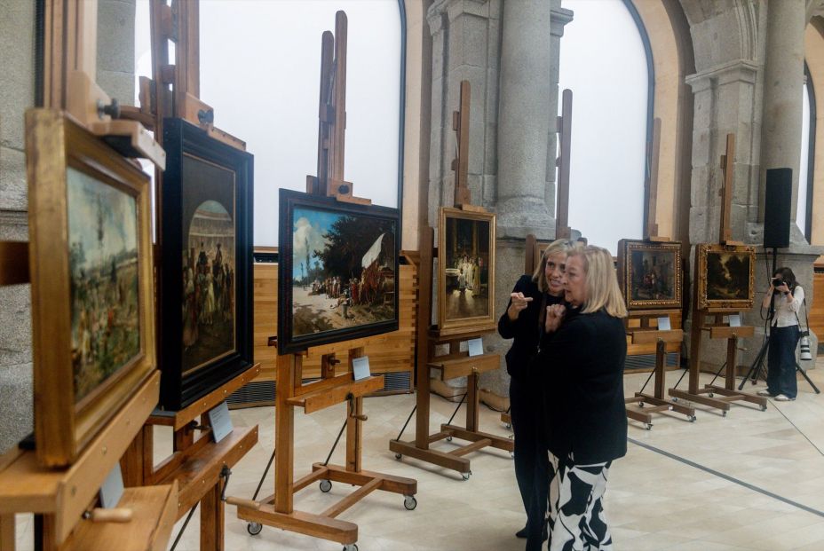 EuropaPress 6741852 dos personas observan varios cuadros acto restitucion obras incautadas