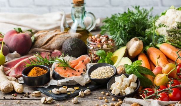 Dietas que ayudan a reducir el riesgo de estreñimiento crónico en adultos