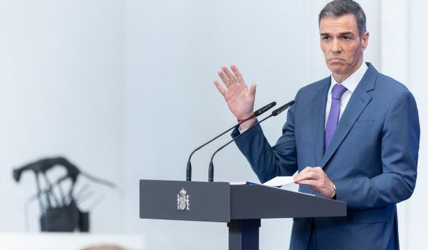 Sánchez hace balance: saca pecho de la subida de las pensiones y se le cuela una expresión edadista