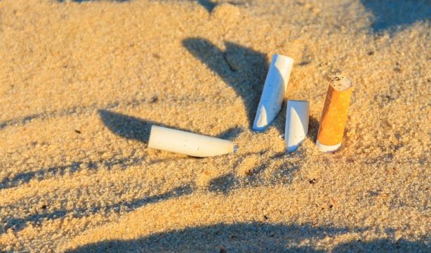 Epidemiólogos exigen que se prohiba fumar en todas las playas de España