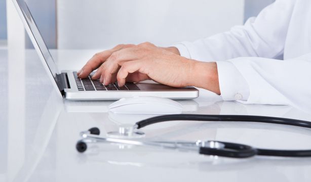 Cómo se cambia el beneficiario de la asistencia sanitaria de un titular a otro