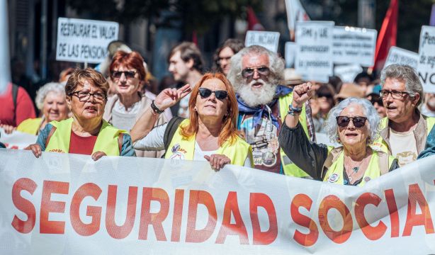 La mujer cobra 500 € menos de pensión media, mientras la reforma del plus de brecha sigue estancada