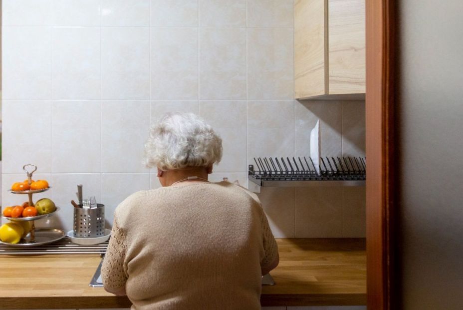 La soledad no deseada "no se ve pero mata" y en verano el riesgo se multiplica