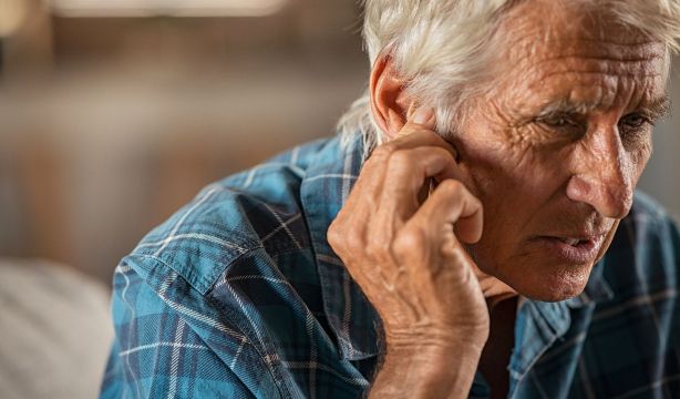 La nueva amenaza silenciosa: sordera más soledad impulsan el deterioro cognitivo (Bigstock)