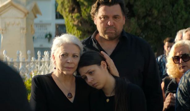 Una abuela protagoniza 'Dos tumbas', la nueva miniserie de Netflix (Trailer 'Dos tumbas')
