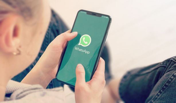 La "soledad conectada": por qué hablar todos los días por WhatsApp con los mayores no es suficiente
