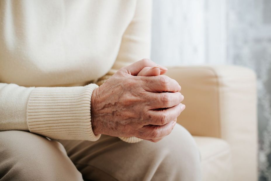 Alertan que la sensación de soledad no deseada aumenta un 12% en verano