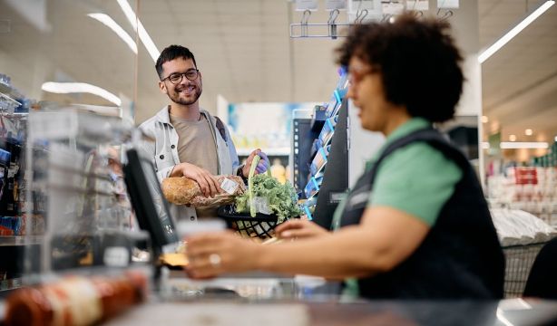 ¿Por qué tenemos que pagar bolsas con publicidad?