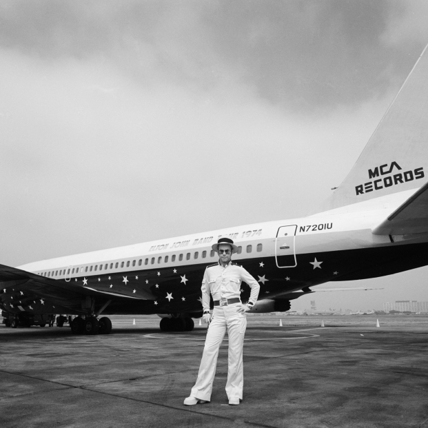 On the runway whit the Starship bay Sam Emerson On the runway whit the Starship bay Sam Emerson