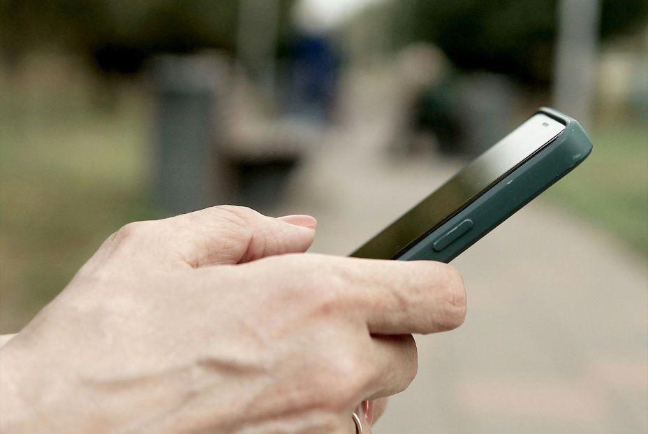 Persona usando teléfono móvil. (Europa Press)