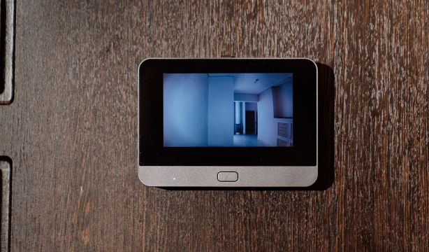 Golpe a las mirillas electrónicas: el Tribunal Supremo considera que atentan contra la intimidad