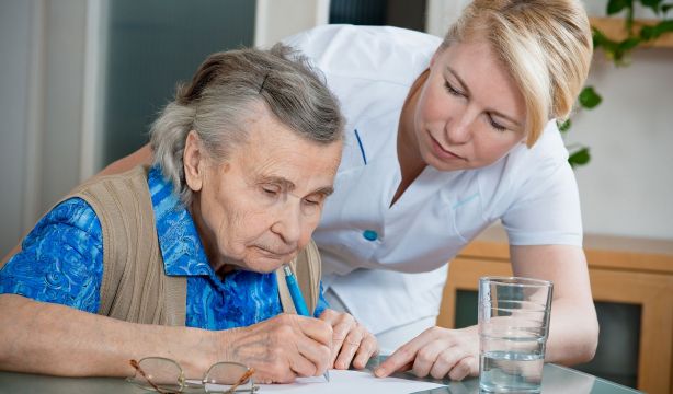 La Junta de Extremadura refuerza el sistema público de atención a la dependencia